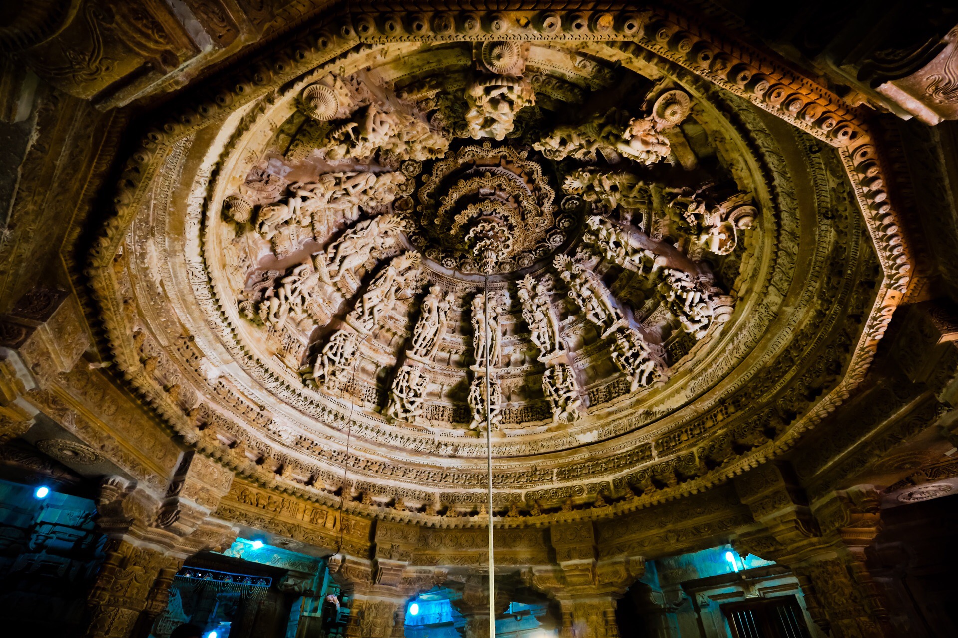 在拉贾斯坦邦贾沙梅尔古堡里面最值得欣赏的景点之一就是耆那教寺庙了，这是一座如迷宫一般的黄沙石耆那教神