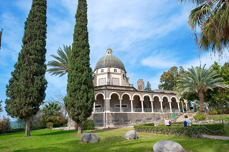 以色列加利利湖北岸的八福山上，有一座罗马建筑风格的教堂，是为了纪念两千多年前耶稣在此讲道而建，称为八