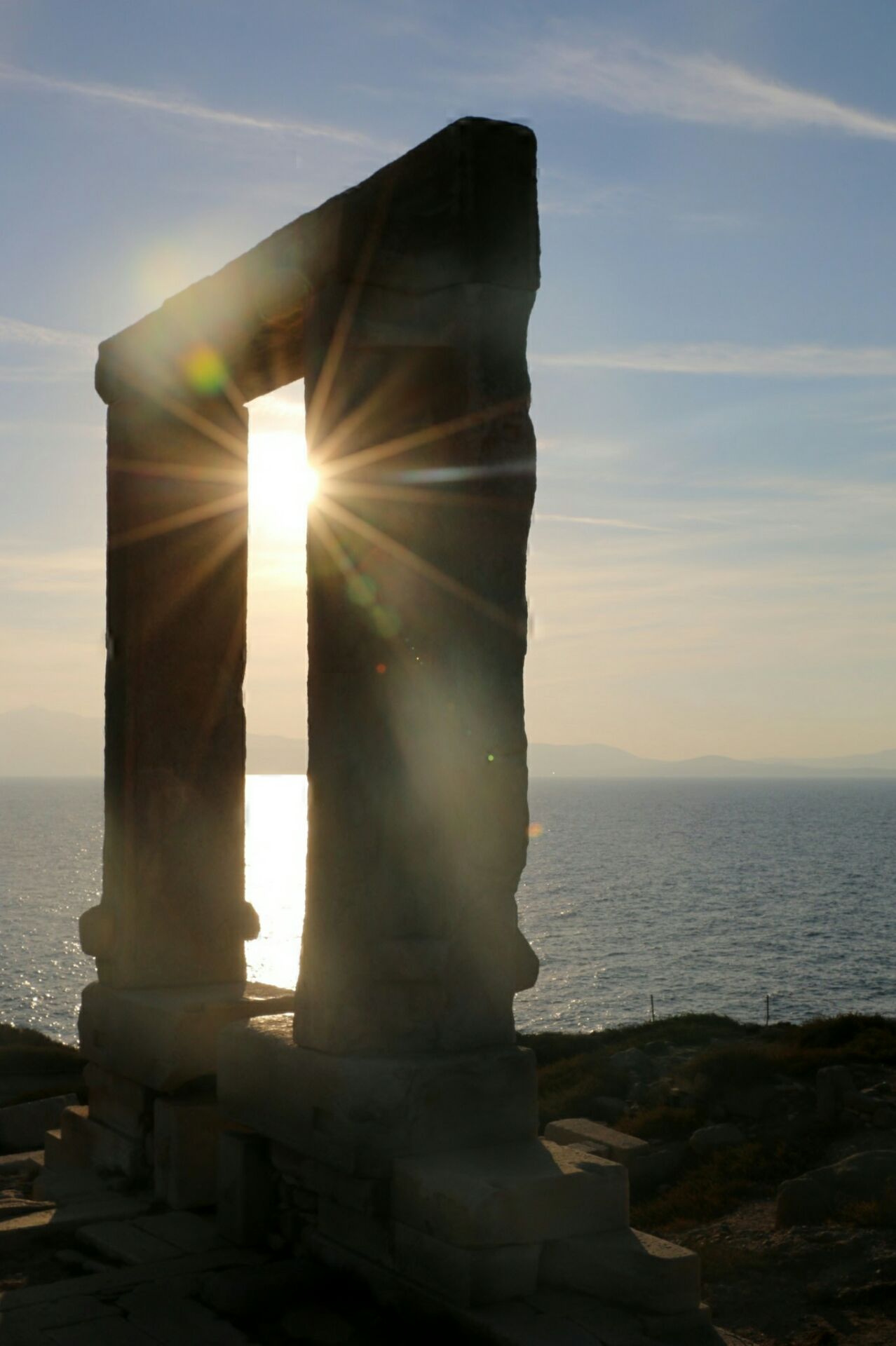 这是纳克索斯岛上最著名的阿波罗门，他在海边的高地之上，当阳光透过门中照射到海岸上，真感觉神圣无比。