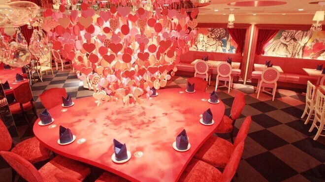 最后还要推荐给 小仙女们一家梦幻餐厅， 位于新宿西口的“魔法之国的爱丽丝”， 简直就是“爱丽丝漫游仙
