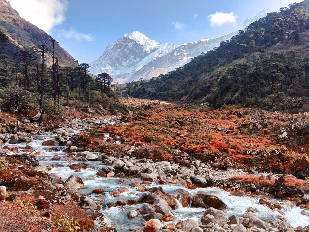 遗世独立的干城章嘉峰  【世界第三高峰】 干城章嘉峰海拔八千多米，是喜马拉雅山脉的一个山峰。因为位于