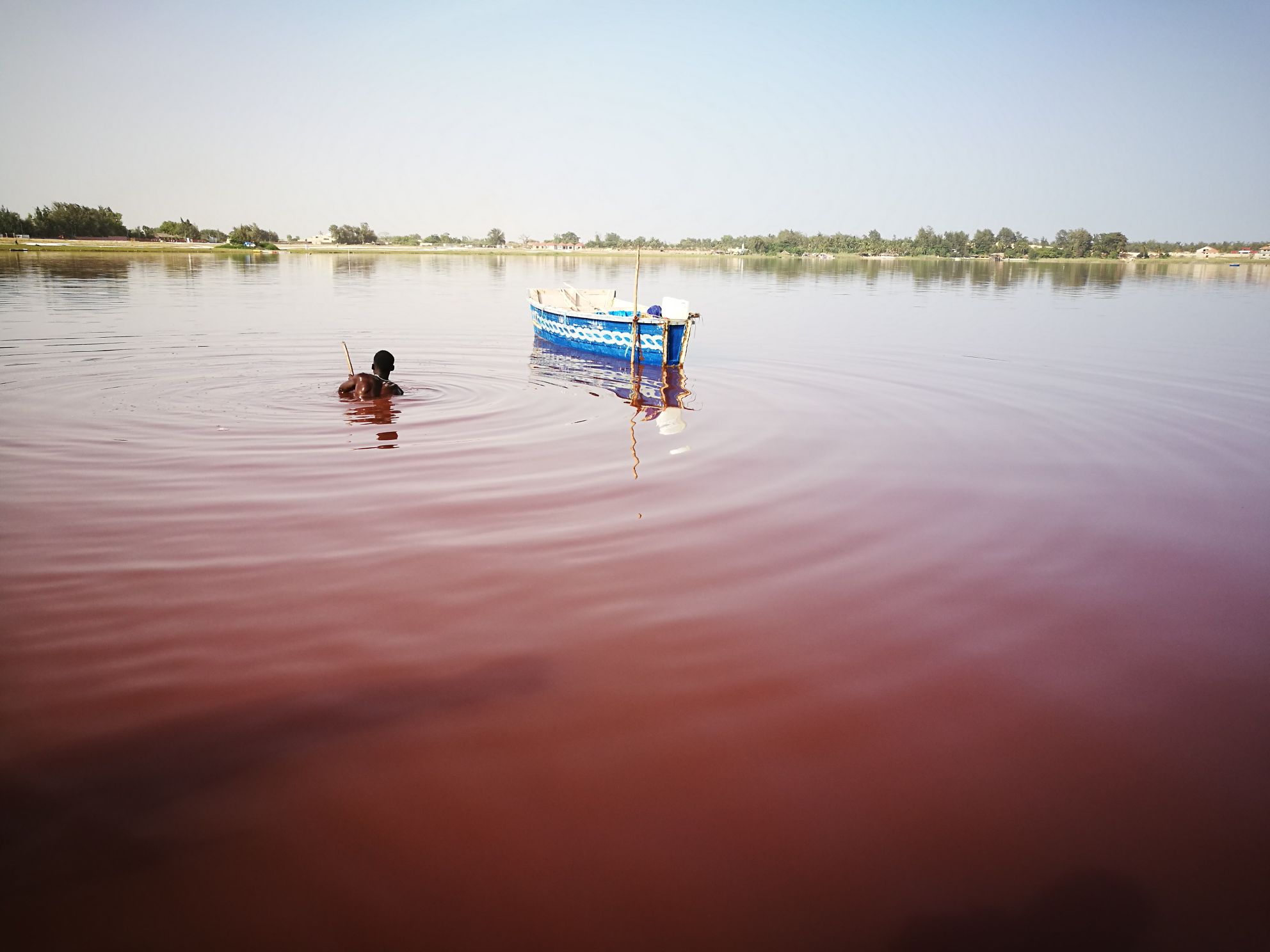 达喀尔，雷特巴（玫瑰）湖。湖中有嗜极菌，这种喜盐生物在浓度高达每升水含80—300克盐的湖中旺盛生长