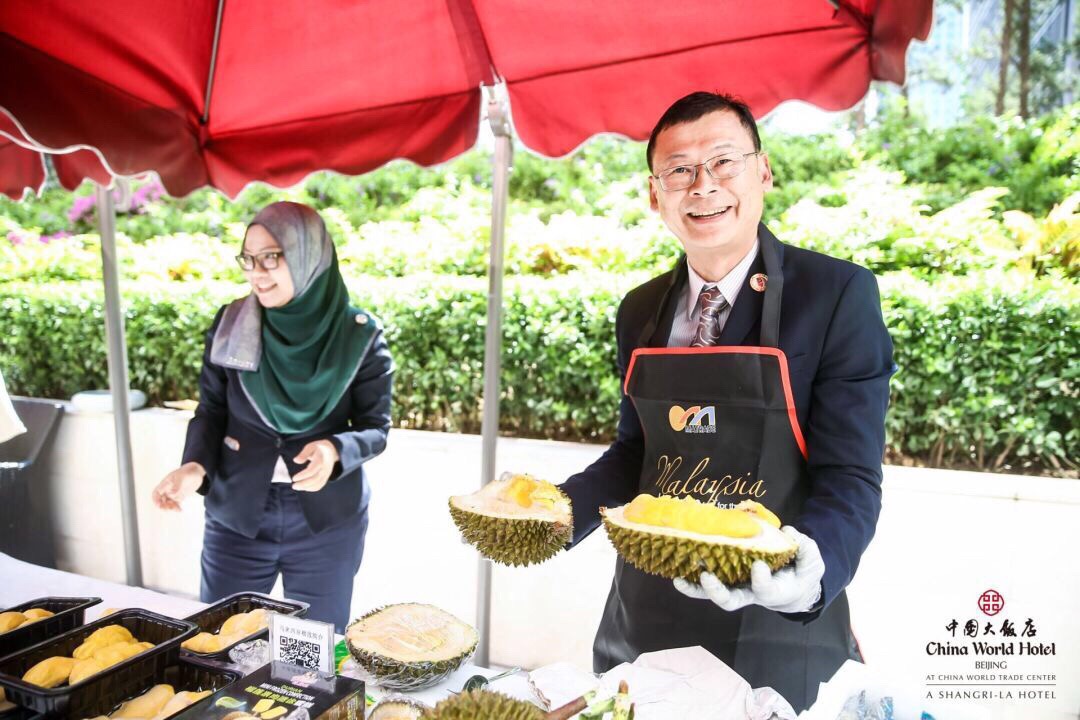 北京中国大饭店携手马来西亚驻华大使馆和马来西亚亚洲航空公司在咖啡苑共同举办马来西亚文化美食节。北京中