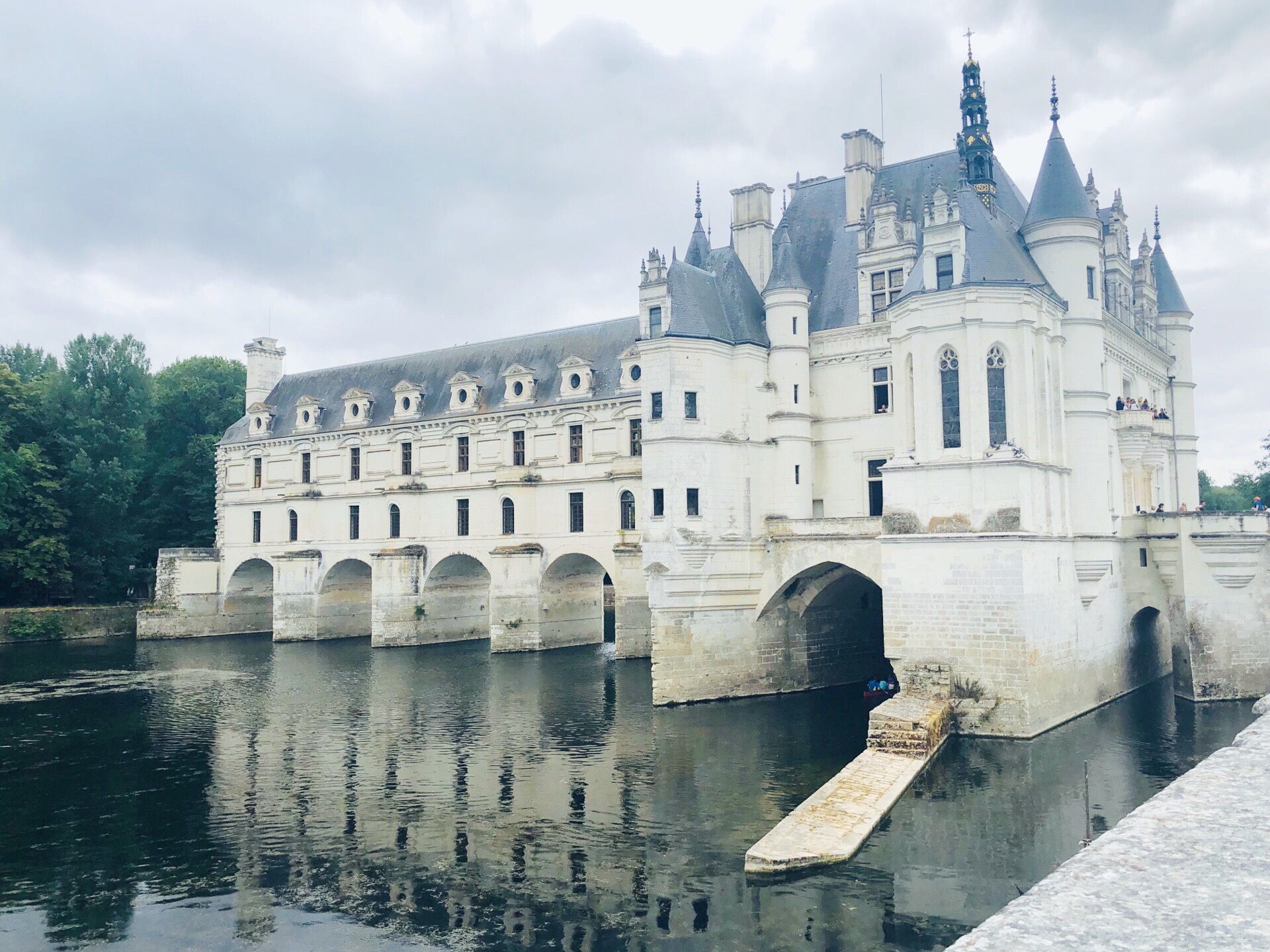 法国施农舍城堡，城堡建立在卢瓦尔河的支流 谢尔河上，由五个拱形的桥孔支撑让河水潺潺而过。舍农索城堡混
