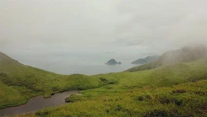 这里有青青的草地和美丽的大海，风景很不错。