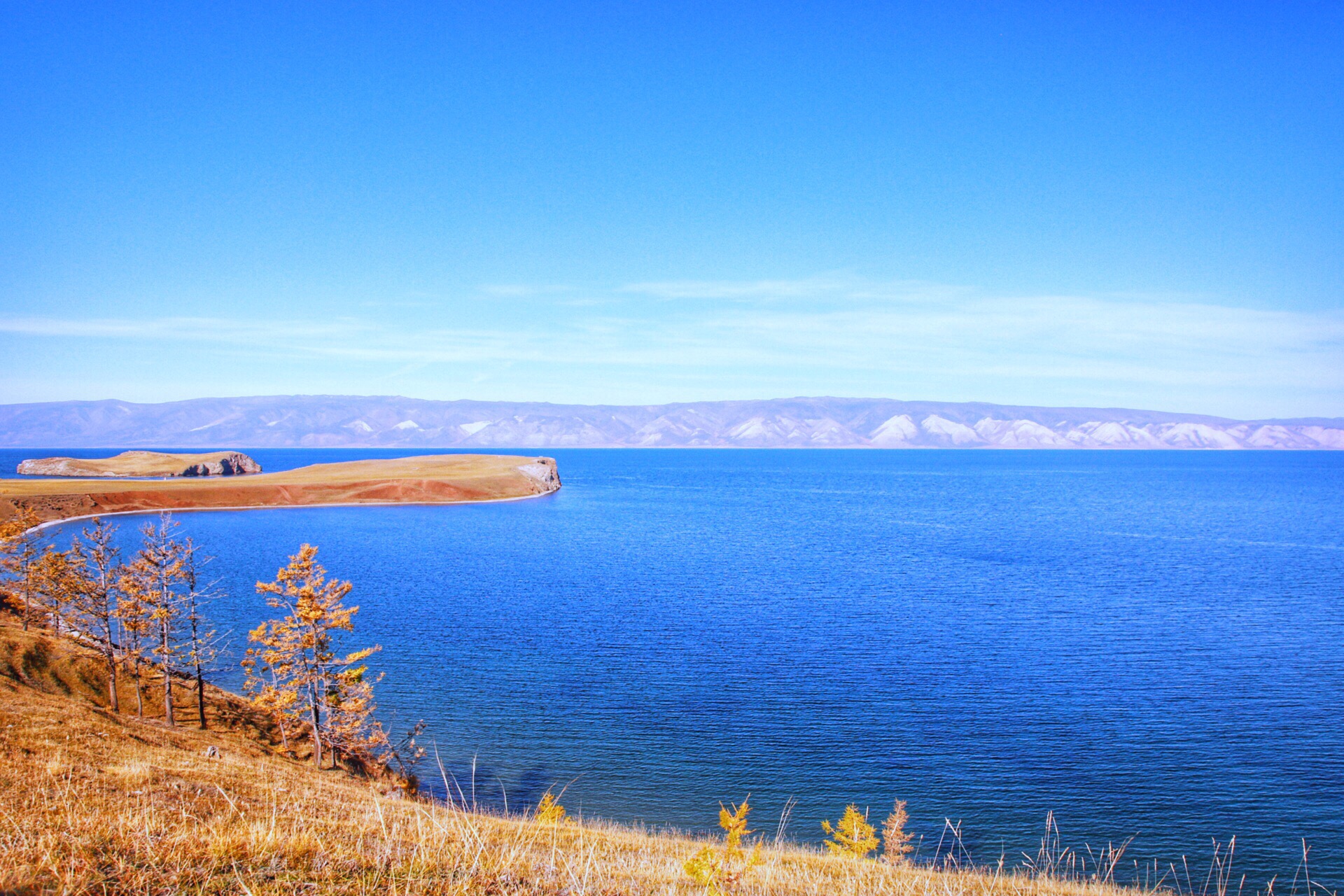 贝加尔湖不是俄罗斯最美的地方，但是打动了每个讲述人和倾听者。