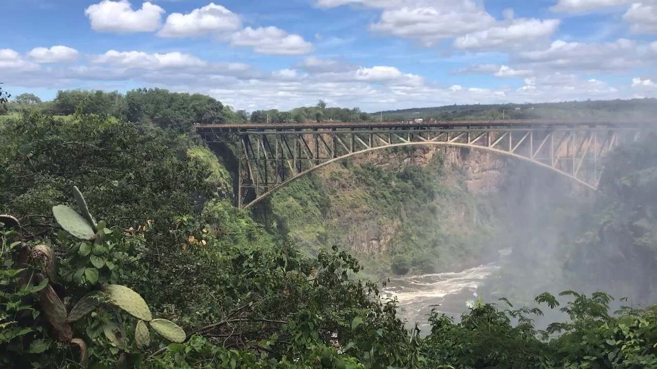 维多利亚瀑布旁的的大桥，跨过去就是津巴布韦。