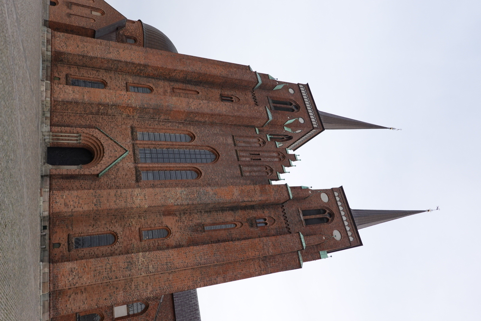 罗斯基勒大教堂是丹麦最杰出的建筑精品之一，1995年被列入世界遗产名录。教堂始建于1170年，是斯堪