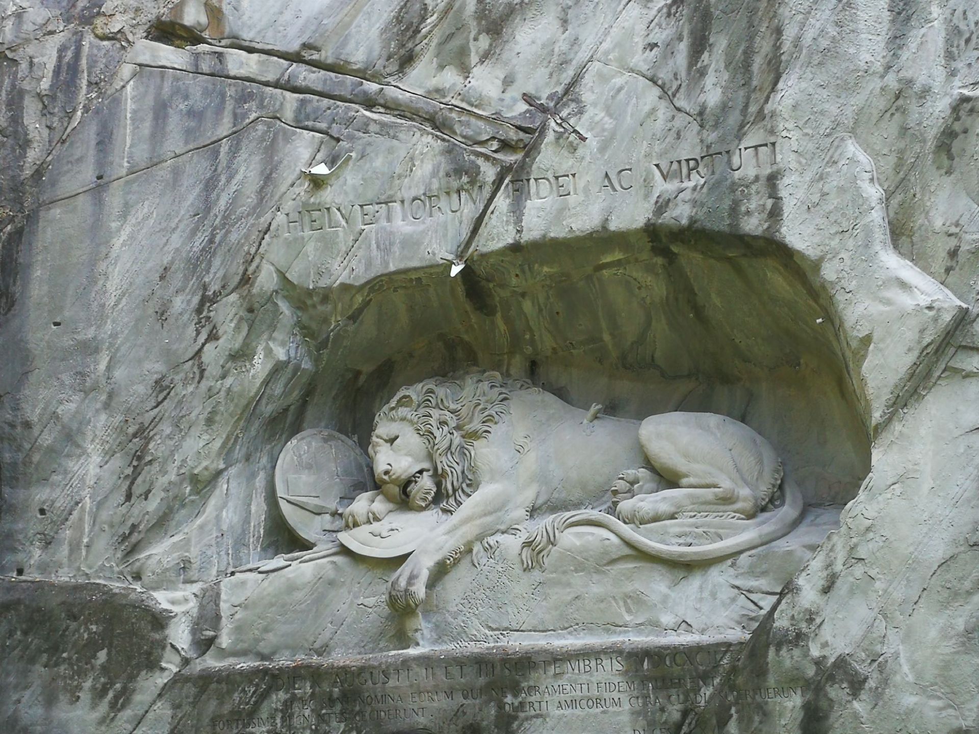 世界上最悲壮和最感人的雕塑——濒死的狮子。一走近这狮子，浓重的悲伤扑面而来，那一瞬仿佛千百年积淀的哀