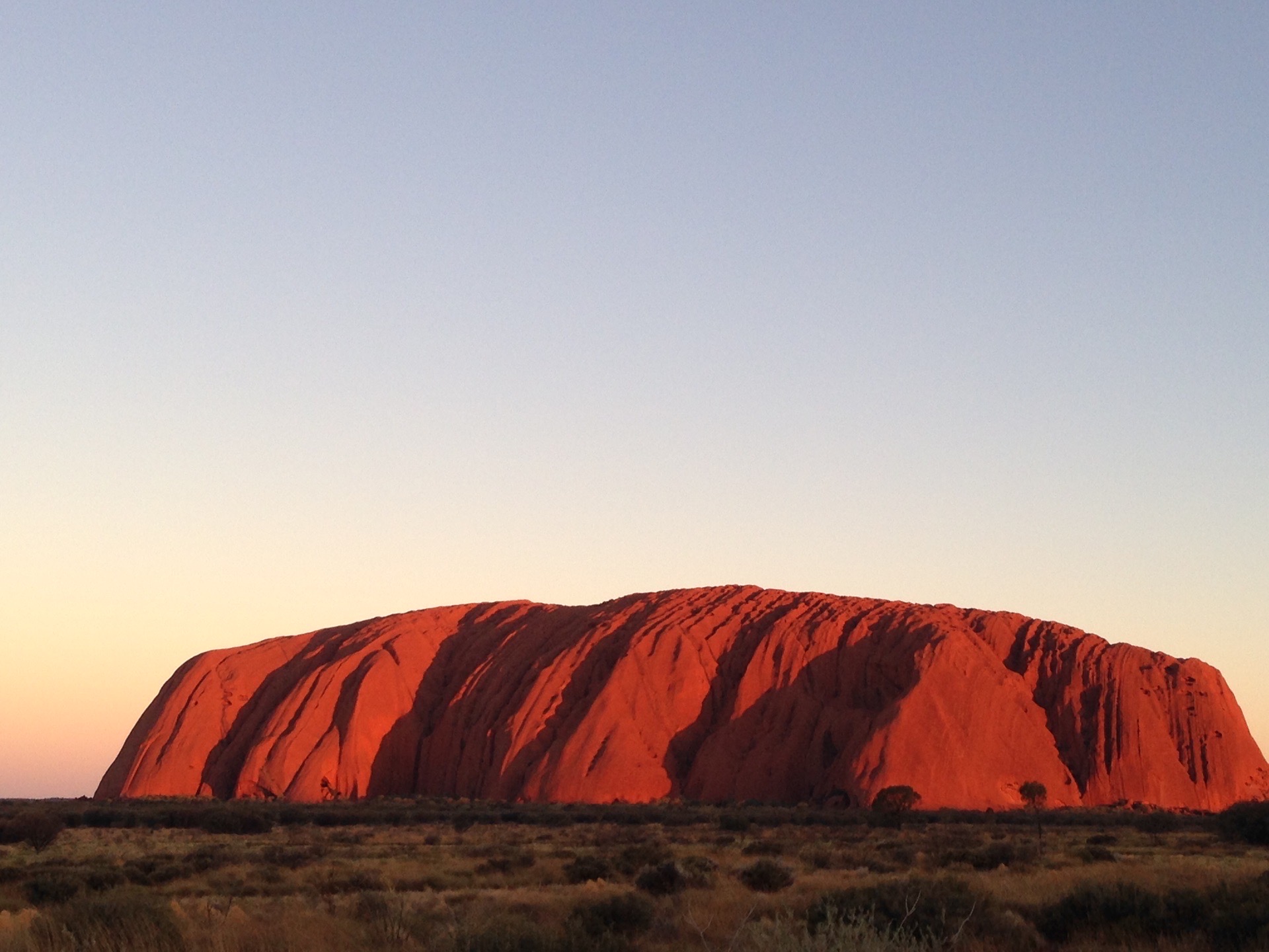 乌鲁汝Uluru（原住民称呼）或称Ayers Rock 艾尔斯巨石（白人称呼），稳坐在澳大利亚的中心