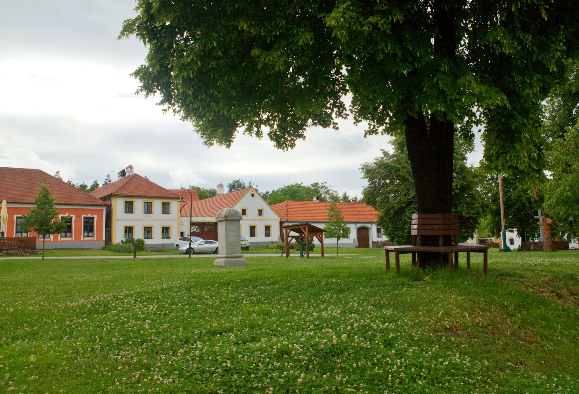 捷克霍拉肖维采古老村落是完美无缺地保留下来的欧洲中部传统村落的一个罕见标本。它拥有一个自18和19世