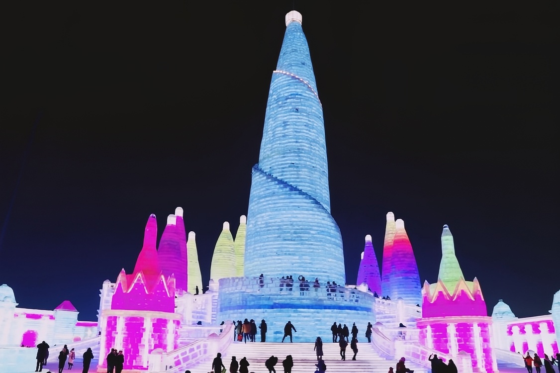 冬季去黑龙江省哈尔滨市看五颜六色的冰雕，看着这一切是不是很梦幻呢？#打卡全世界YO #心动的黑龙江 