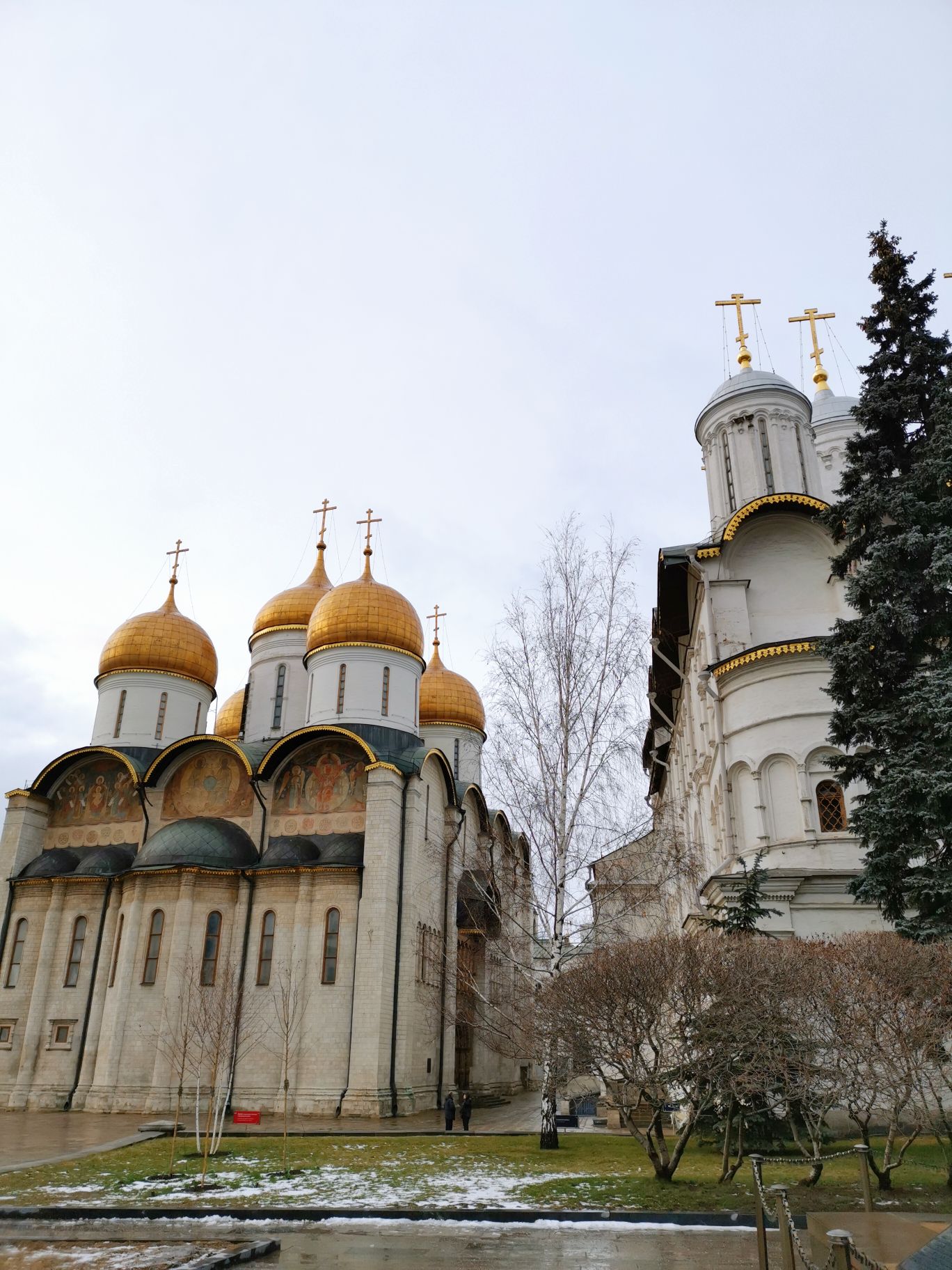 圣母升天大教堂  又称圣母安息主教座堂，于1555-1561年根据俄国沙皇伊凡雷帝（伊凡四世）的命令