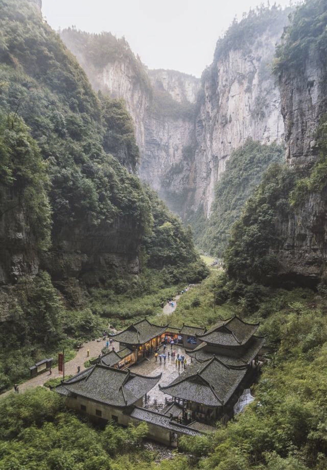 重庆这座城市惊艳而神秘，解放碑是繁华、磁器口是热闹，南山的风光让人知道原来重庆的美可以这样沁人心脾。