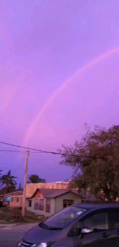 汤加清晨，粉红色的天空，好挂着一道彩虹🌈