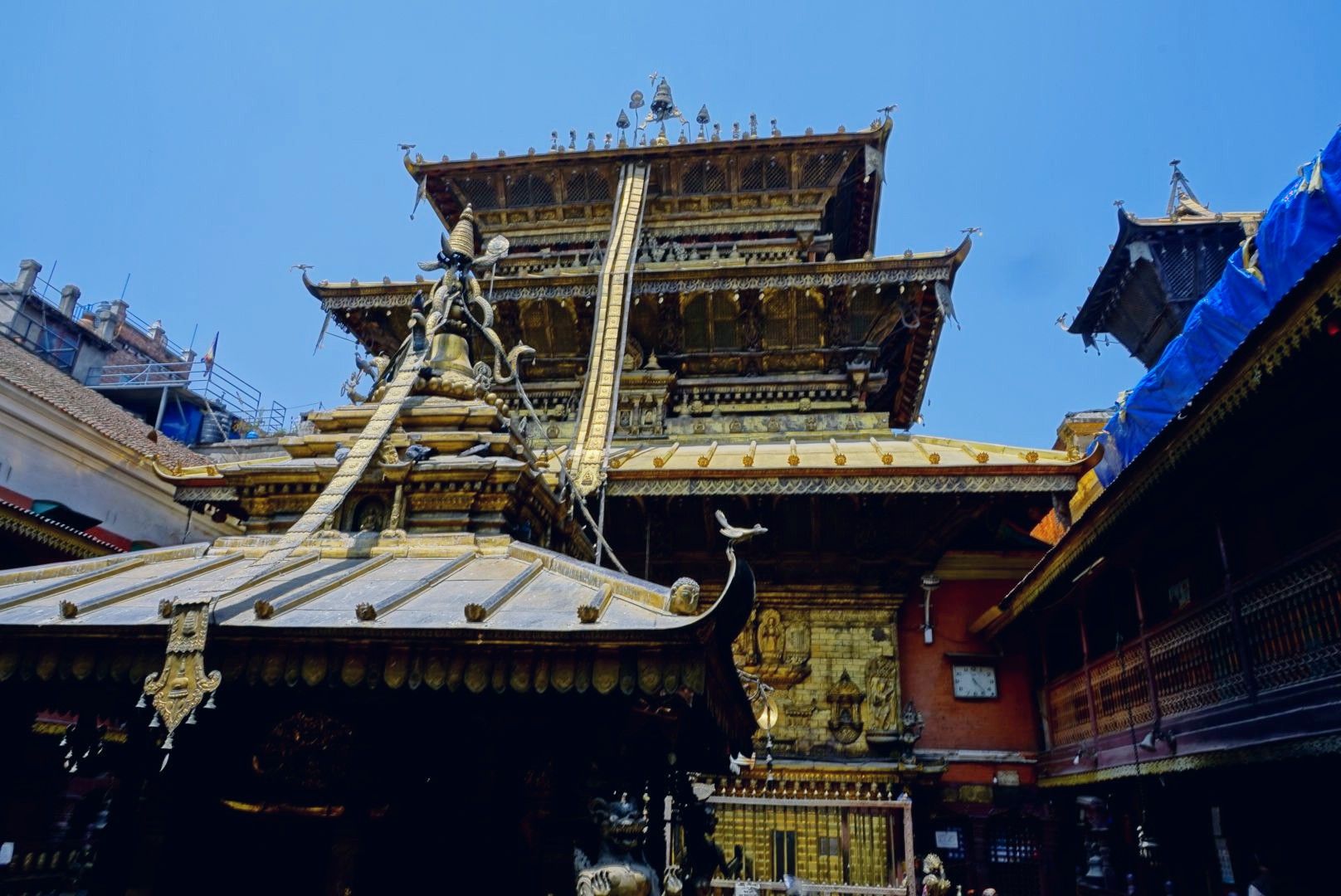 帕坦古城里居住着尼泊尔最古老的民族一一尼瓦尔人，他们有世代相传精湛手工艺，以打造金银铜器，石雕木刻，
