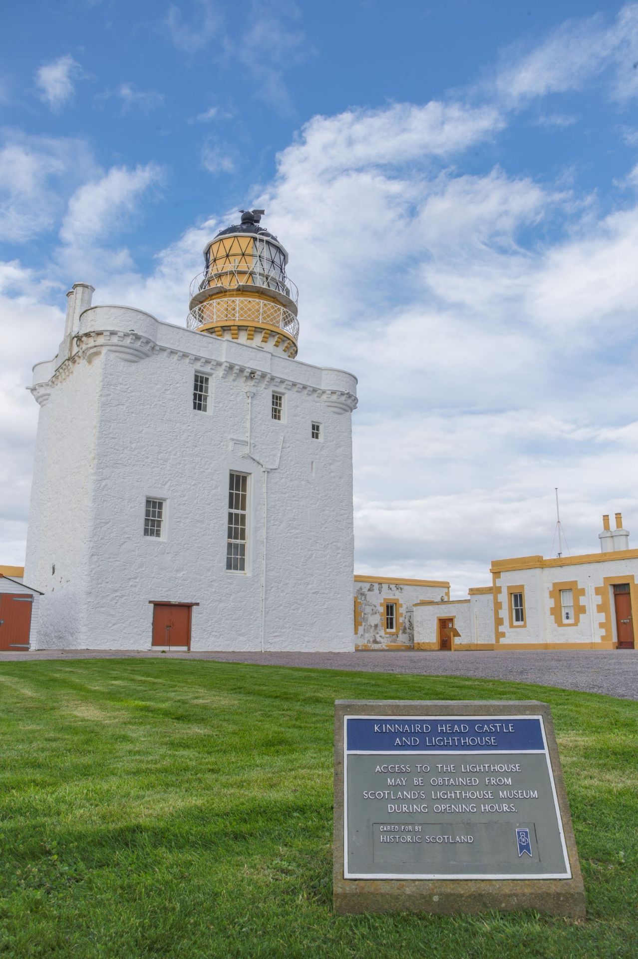 世界上唯一一座建在城堡内的灯塔！苏格兰东海岸最北端的弗雷泽堡的Kinnaird Head Light