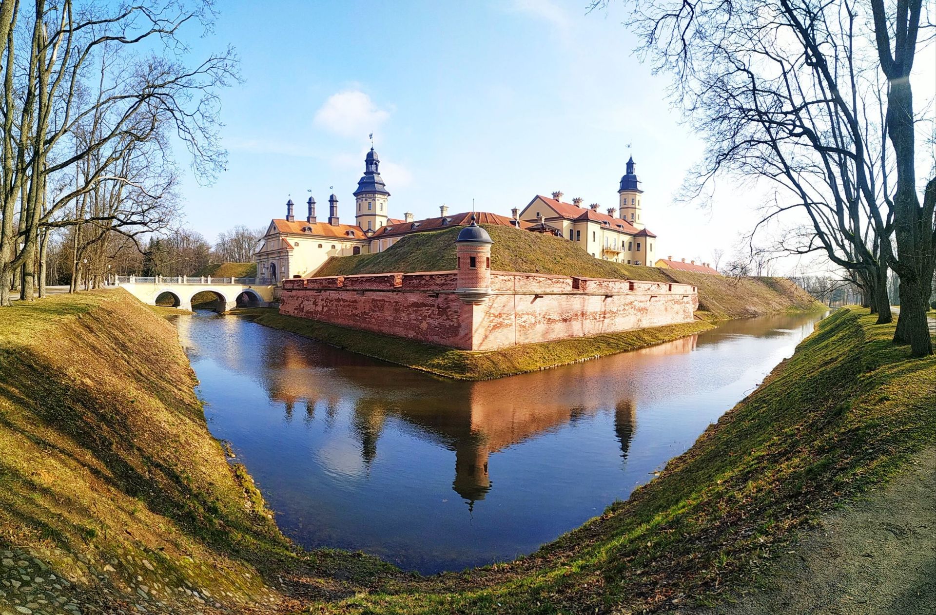 【探访白俄罗斯的绝美城堡（二）】 1.涅斯维日城堡（Nesvizh Castle）位于明斯克西南11