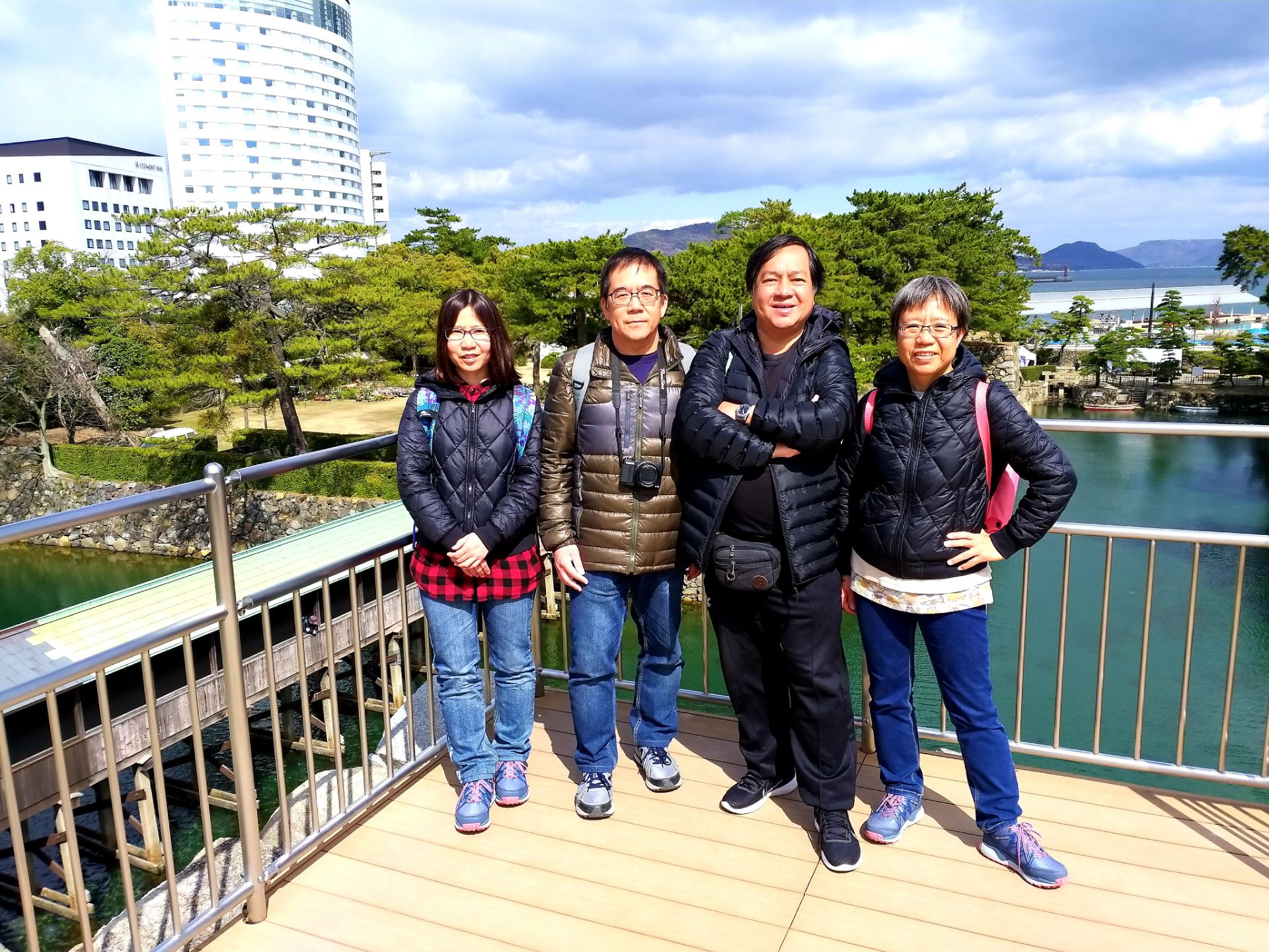 玉藻公园，位於日本四国高松市，是当年高松城之所在地，现在城已不在，祗馀城基與角楼，但於樱花時節，这裡