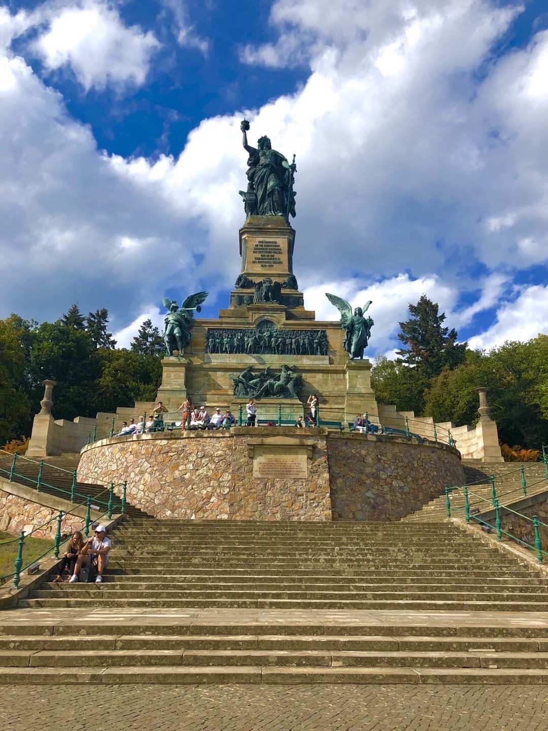 尼德瓦尔德纪念碑：又称“帝国纪念碑”，坐落在鲁德斯海姆西北方葡萄园的山坡上，纪念1871年德意志帝国