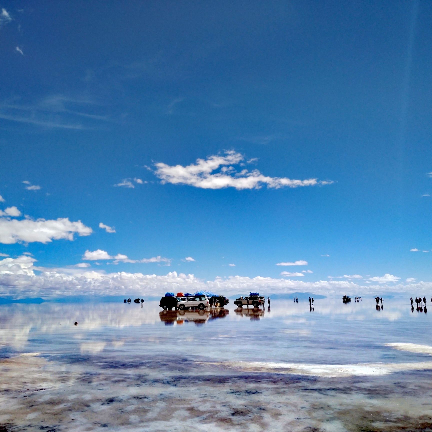 天空之镜。。。。。美不胜收！ 乌尤尼盐沼在玻利维亚波托西省西部高原内，海拔3,656米（11,995