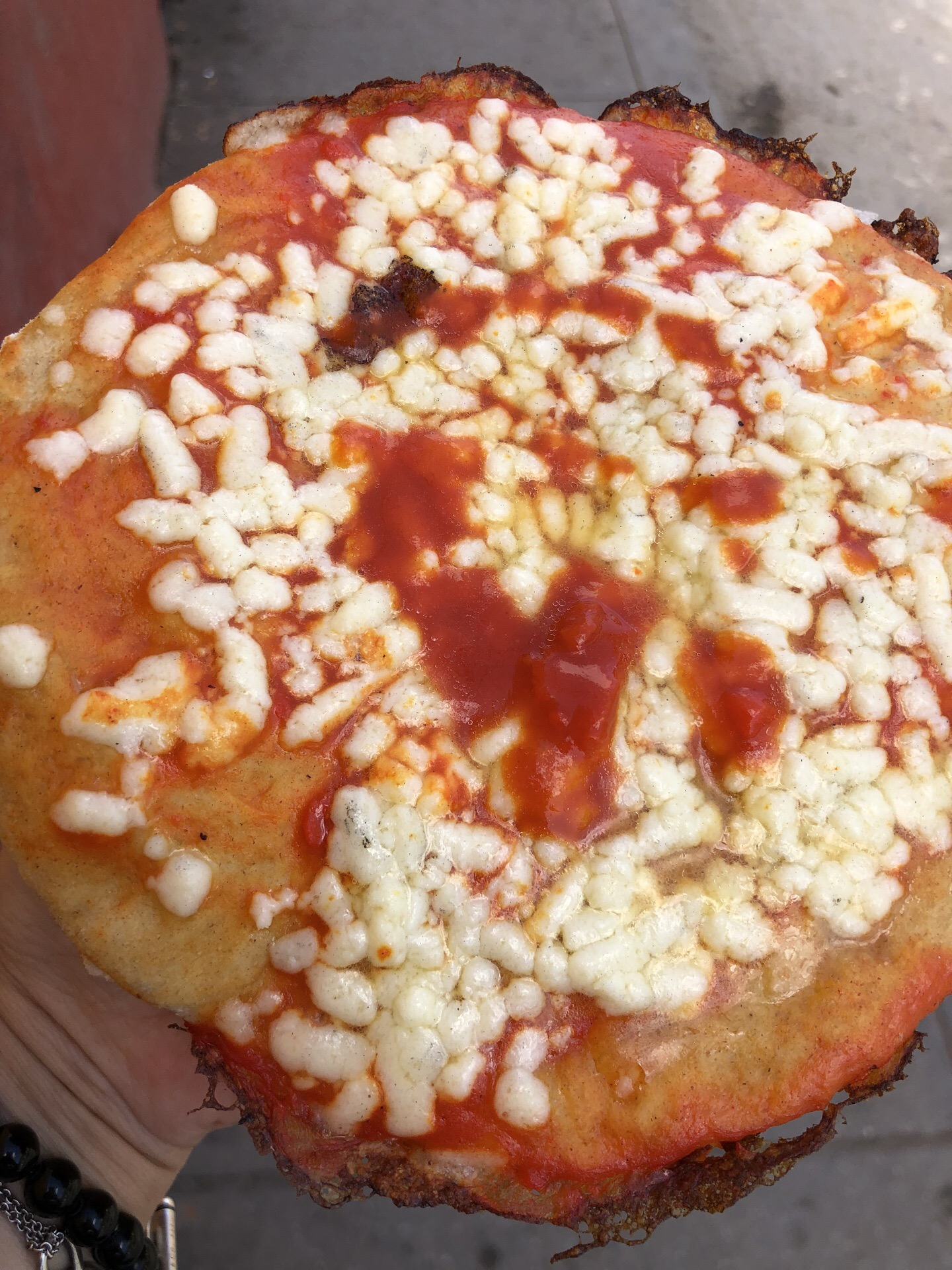 #好吃的披萨# 排了20多分钟，终于买到了！面香、奶酪浓郁的披萨。