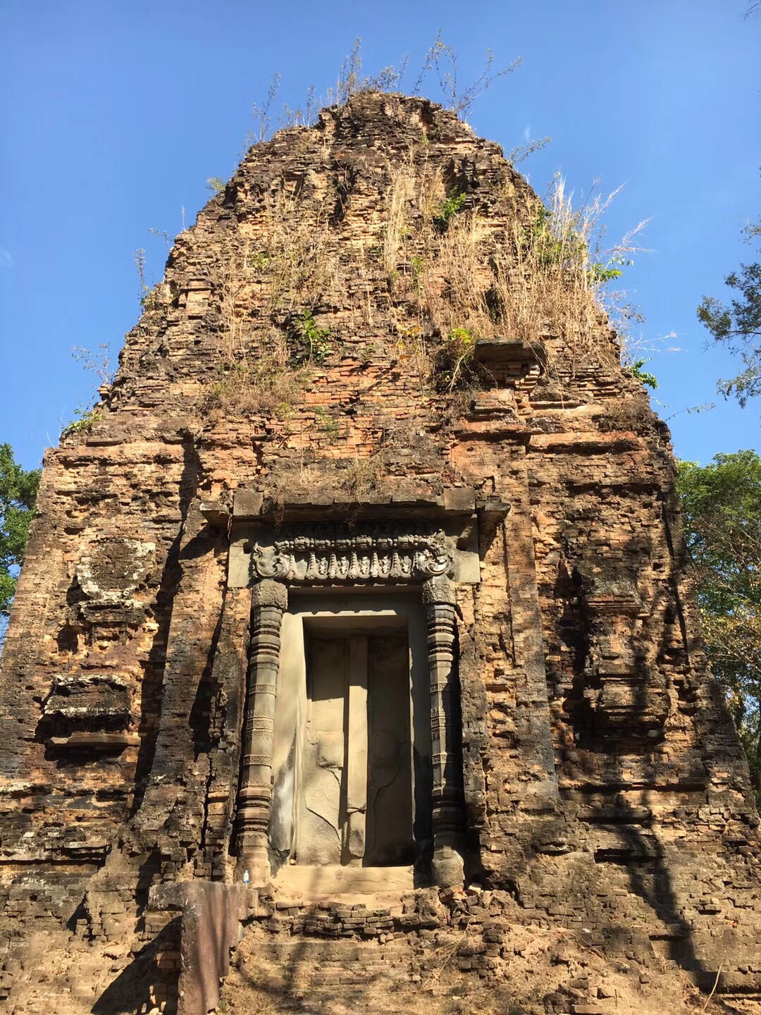 这个寺庙的保存还是非常完好的。特别神奇而又庄严的一个古寺。在丛林中的一个印度寺庙。里面基本上都是方形