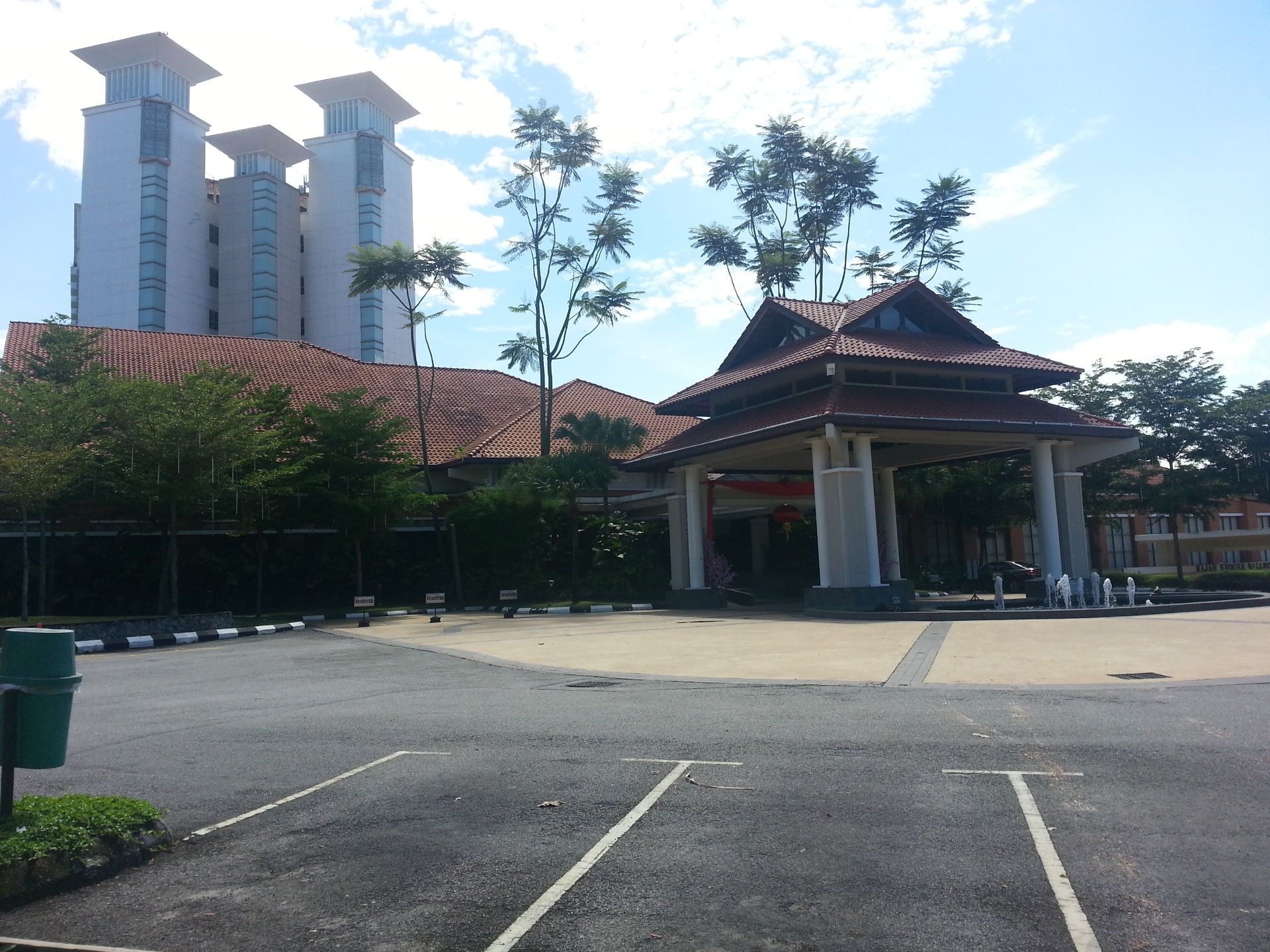 马来西亚 芙蓉汝来温泉度假酒店是位于芙蓉市中心的一家高档酒店。酒店地理位置优越，距离吉隆坡国际机场需