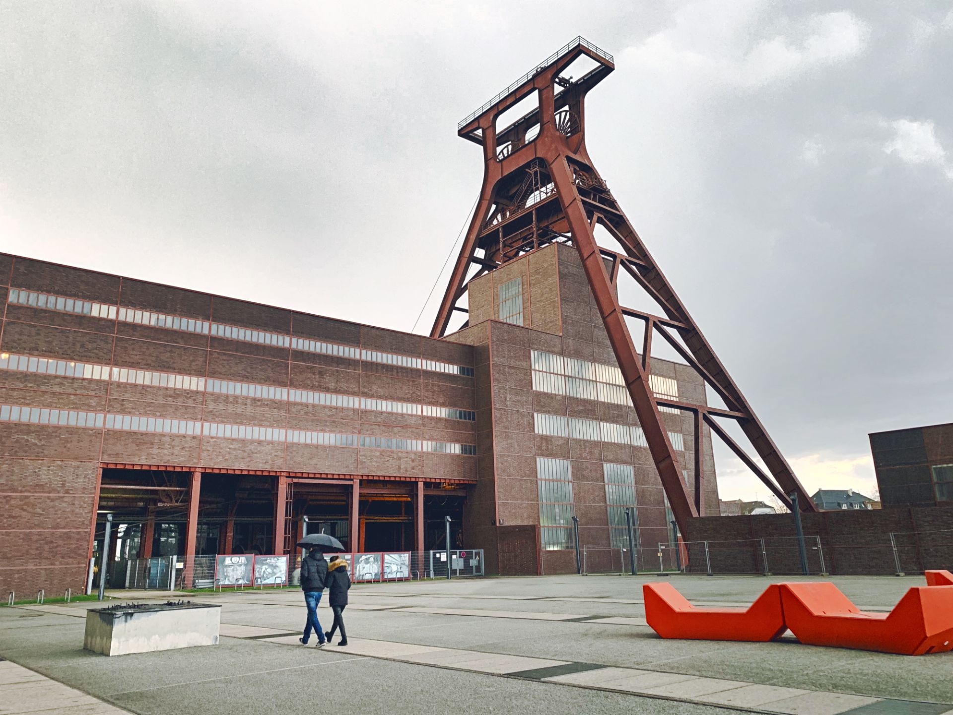 红点博物馆建立时间为上世纪60年代，位于德国西北方向的一个工业城镇埃森，早期由一座旧犹太教堂进行改造