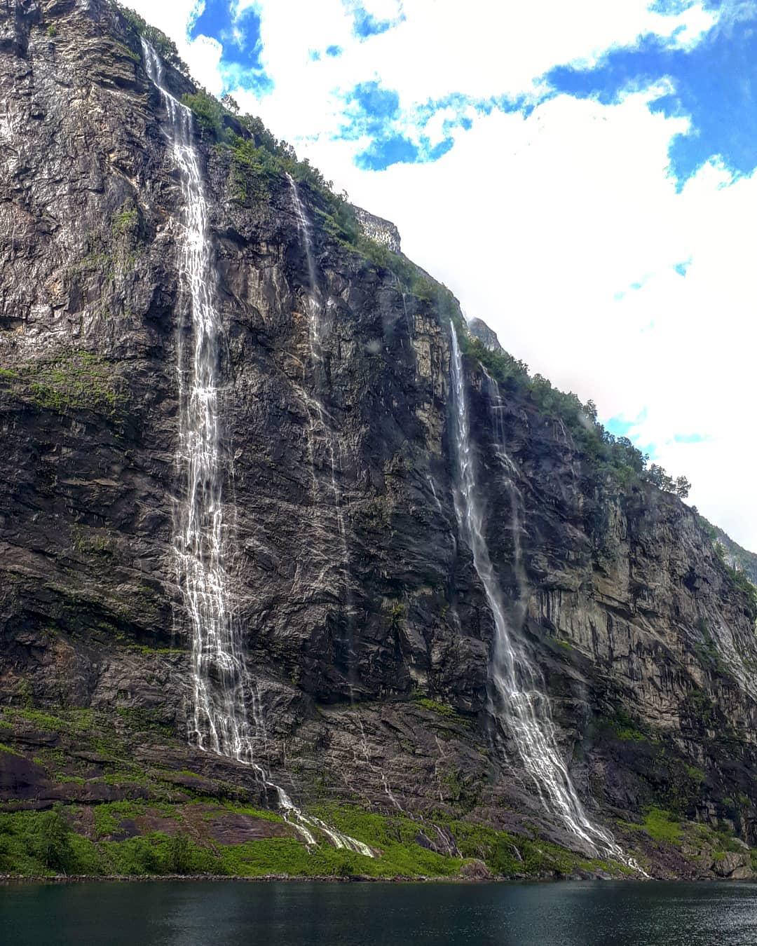 盖朗厄尔的明星景点——七姐妹瀑布  今年8月去欧洲避暑，想着挪威纬度较高，一定是个乘凉避暑的佳处。然