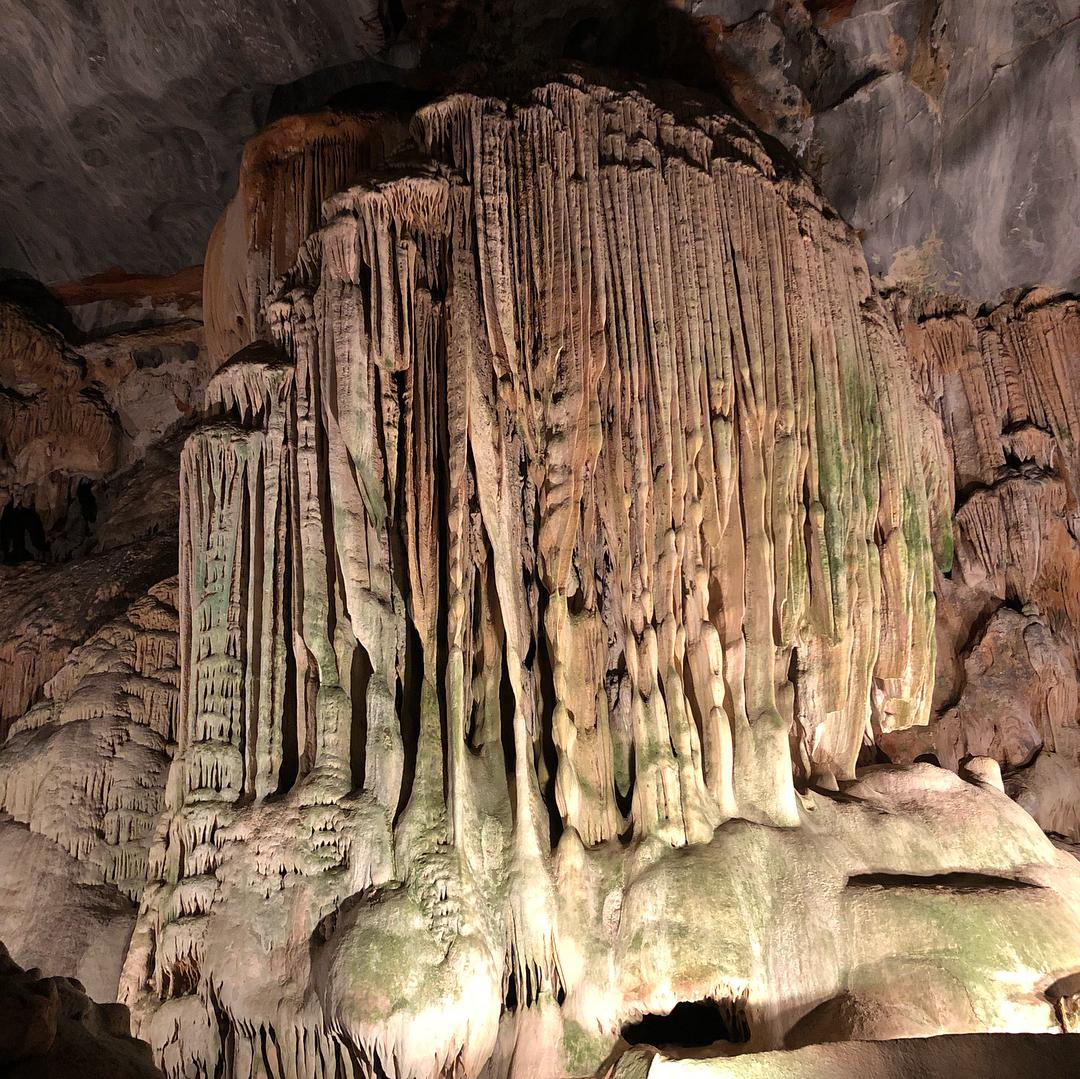 大自然的造物——甘果洞  甘果洞在非洲算是面积比较大的洞中的其中之一，它坐落于南非的奥茨胡恩，是一个