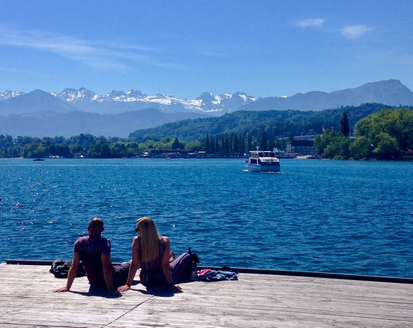 【琉森湖畔】 在琉森湖畔小坐，望着无垠的湖水放开思绪暇想…… 远处的阿尔卑斯山脉连绵不断，间杂着白雪