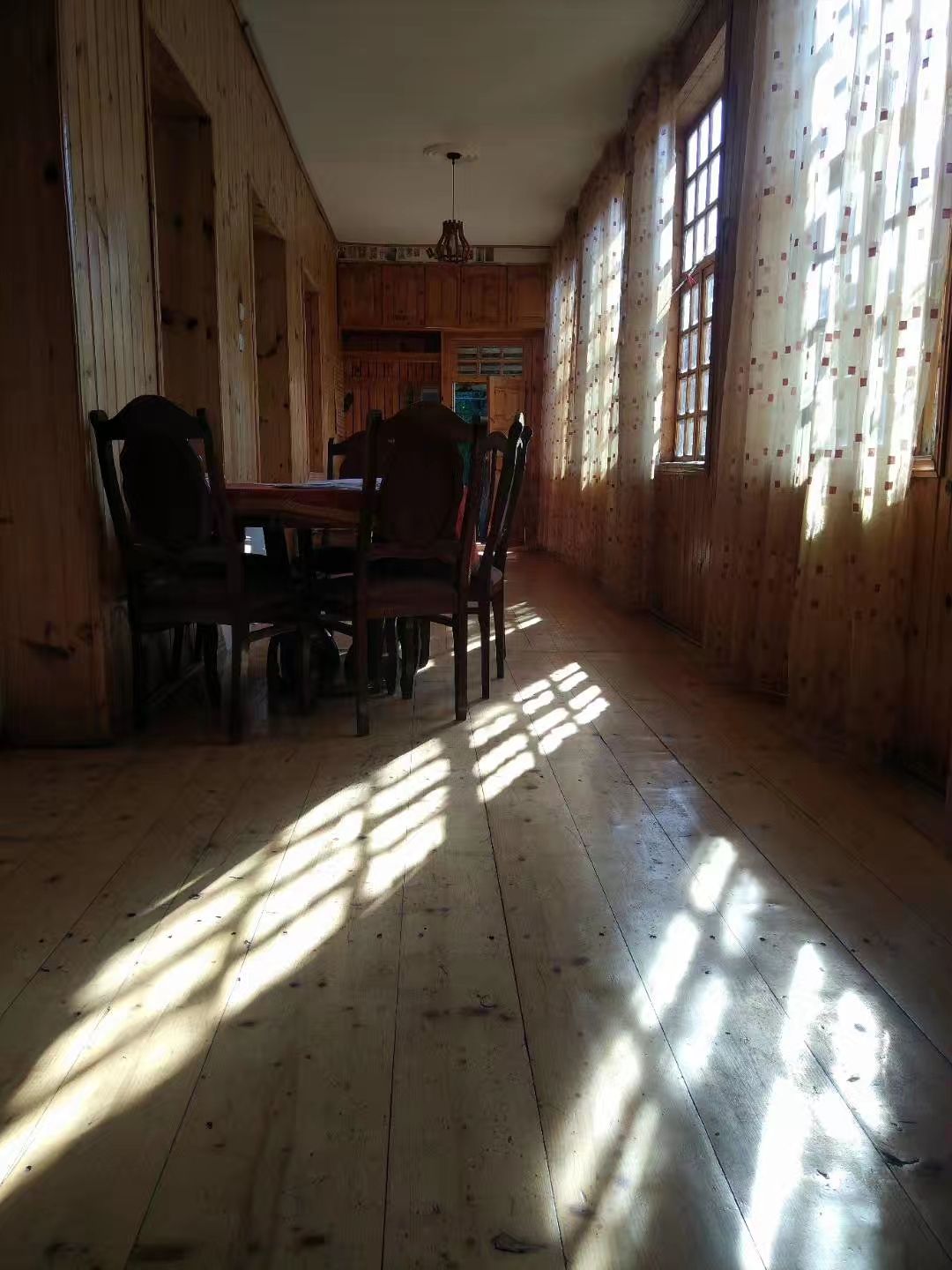 #格鲁吉亚.库塔伊西#对着冰河的梅斯蒂亚庄园旅馆有一排老旧的走廊，躺在厚重的沙发上。便可以看着阳光慢