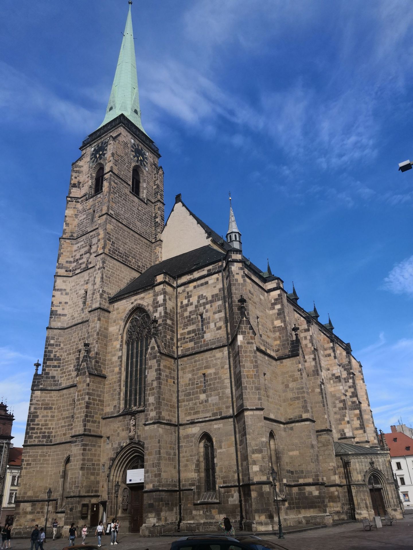 捷克的比尔森小镇上有一座圣巴尔多禄茂主教座堂。教堂在市中心的广场中央，为哥特式风格，沿教堂的塔楼可以