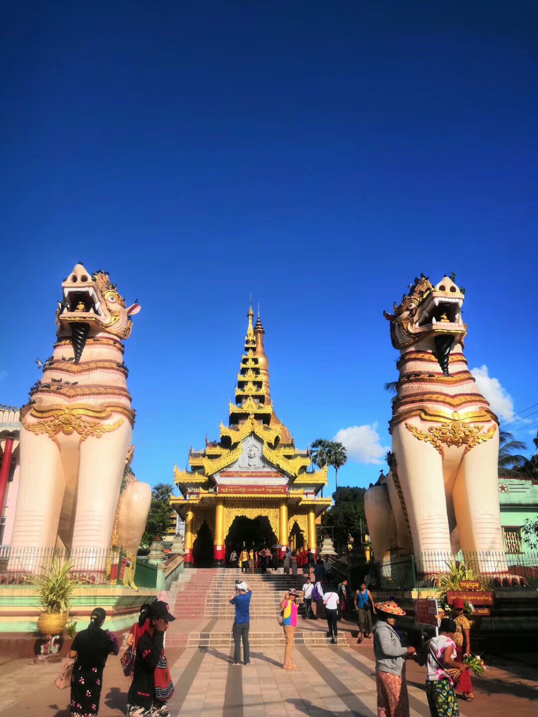 瑞摩都佛塔是缅甸勃固省地标性建筑，塔高114米，是缅甸最高的佛塔，比仰光瑞达高大金塔还高14米。