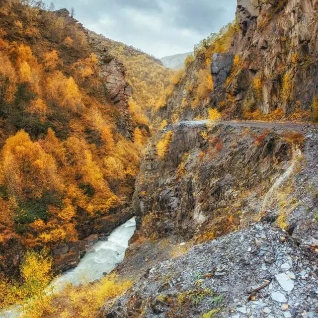 去了格鲁吉亚才知道，这里的公路这么激情！  格鲁吉亚复杂特殊的地形造就了它最负盛名的销魂传奇公路——