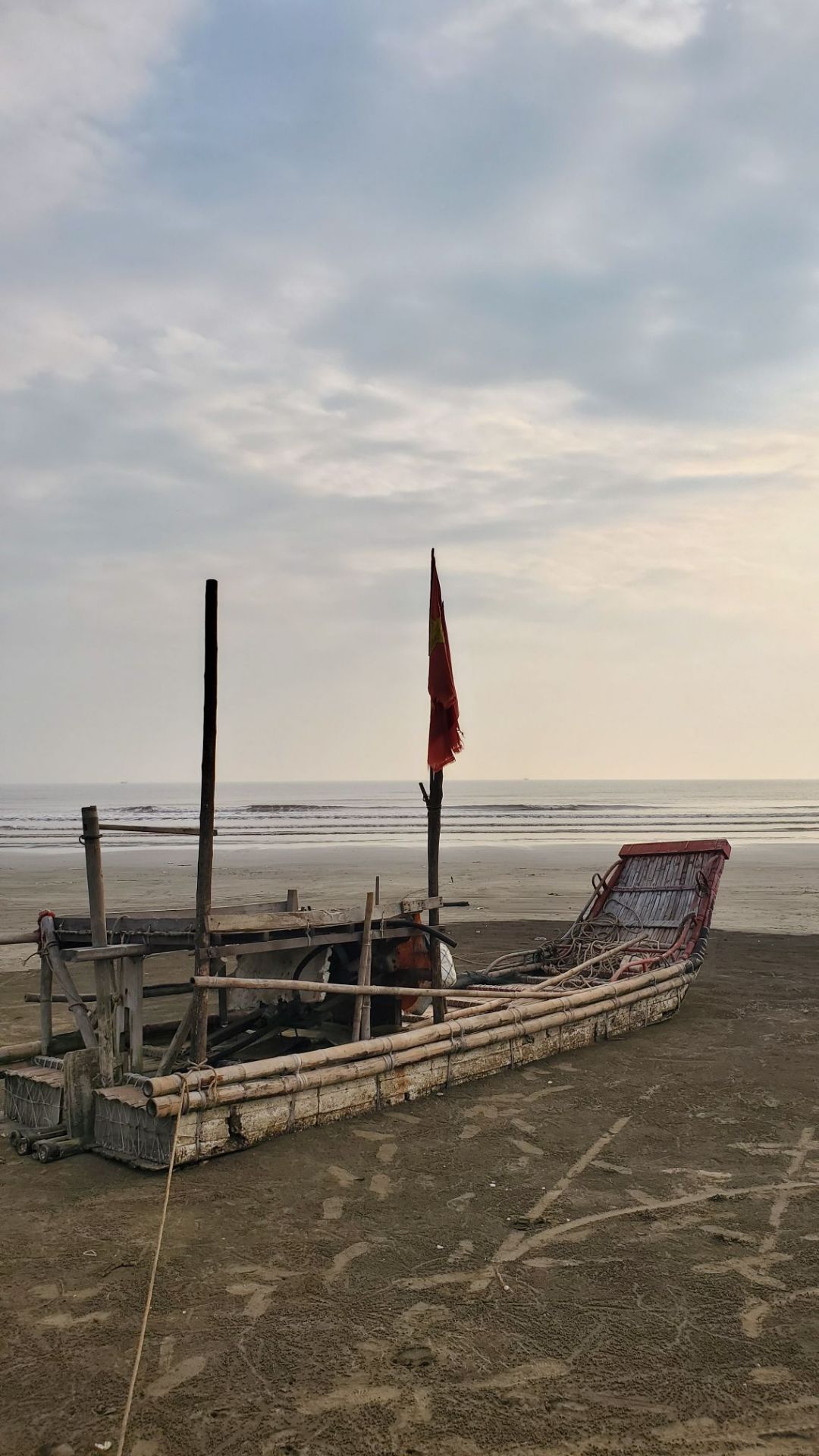 再一次来到越南，早上特意起来到海边拍太阳，由于不是旅游旺季，广阔无垠的海滩，只有我自己在奔跑，刚开始