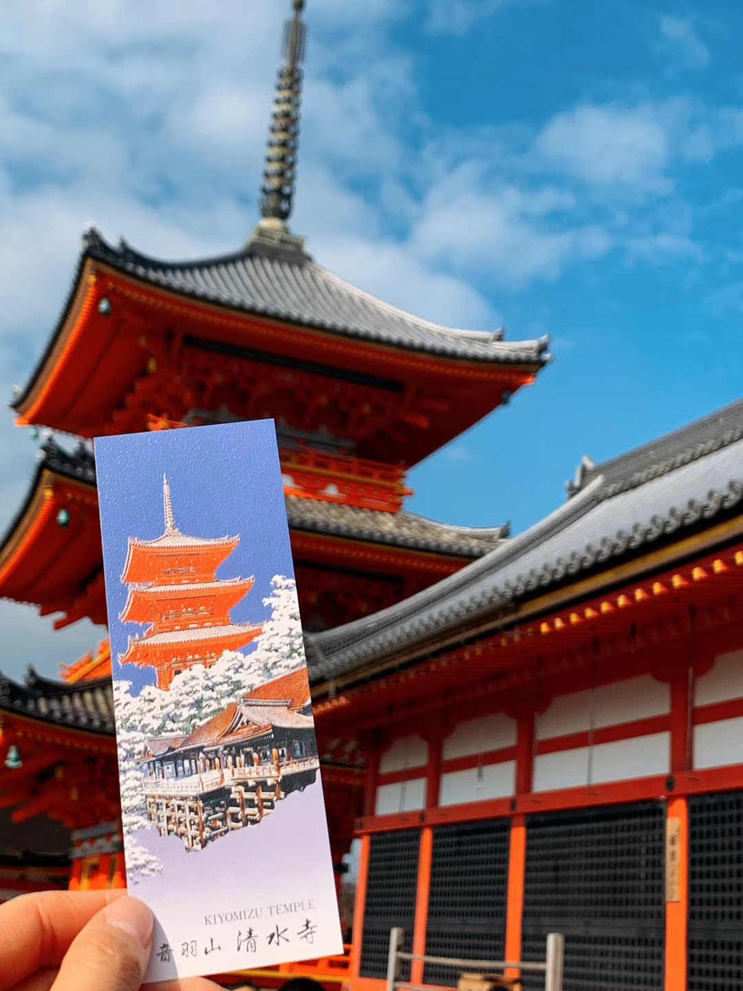 日本的清水寺，果然是名不虚传，真的有一种人杰地灵的感觉。来这里观光旅游，是不用区分季节的，冬天里来，