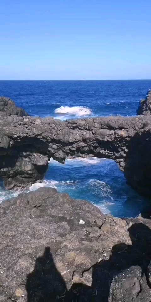 毛里求斯自然桥是一块巨型的黑礁石经过海水漫长的洗刷而形成的一座天然桥。它位于毛里求斯岛南部海边，被甘