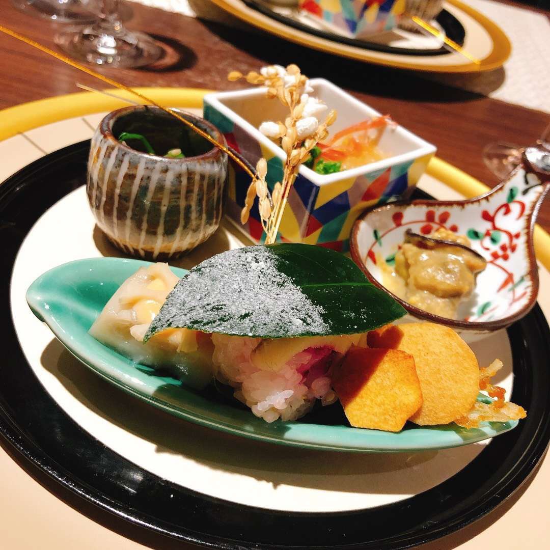 超传统的日式温泉酒店，晚餐怀石料理一共十一道， 温泉酒店晚餐有螃蟹有河豚有鸟取牛 还有各种追求完美的