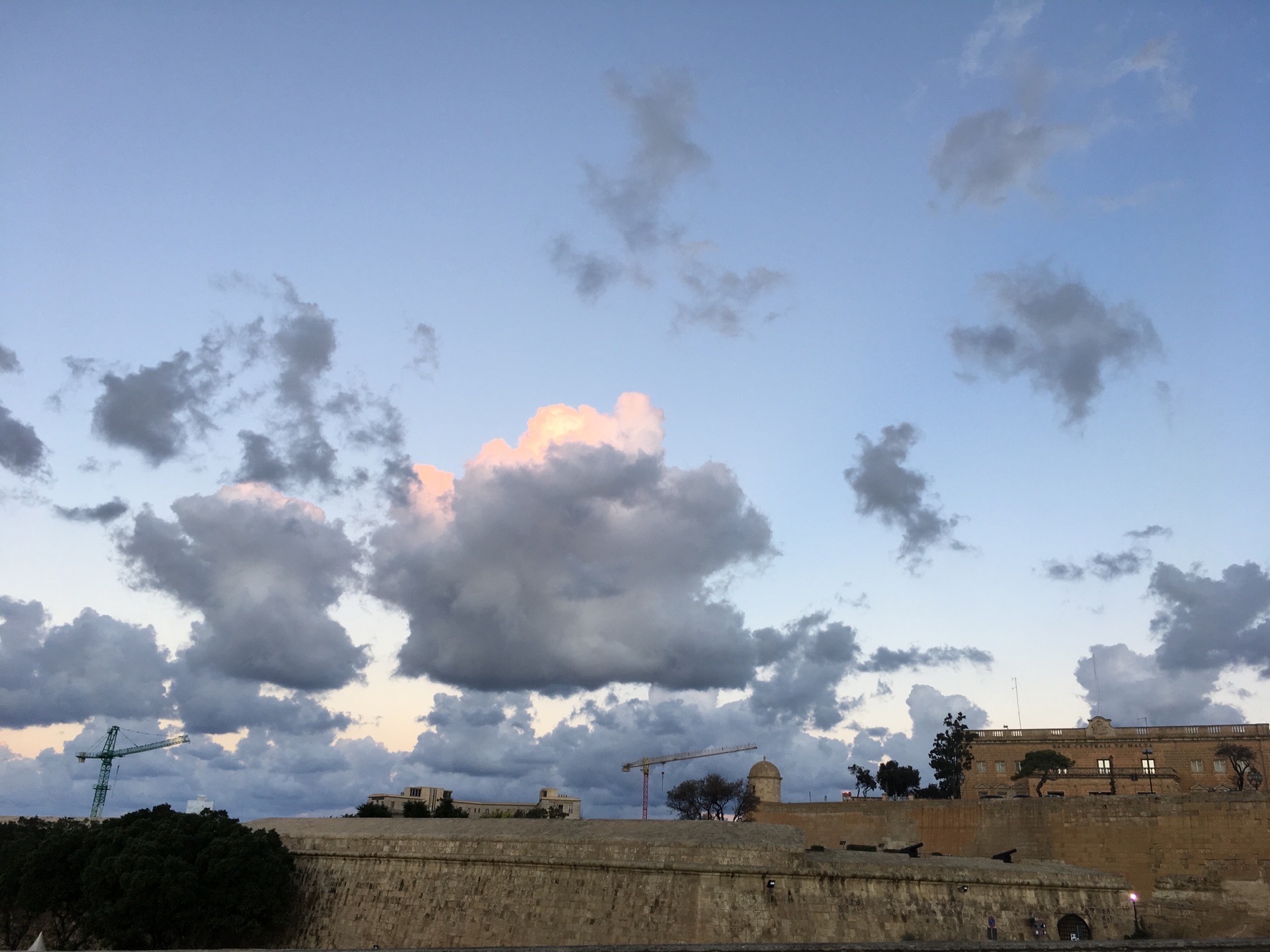 马耳他的朝阳。疫情防控期间，闲来翻看旧时照片，对马耳他的朝阳印象很深。当时清晨，一个人漫步在马耳他首