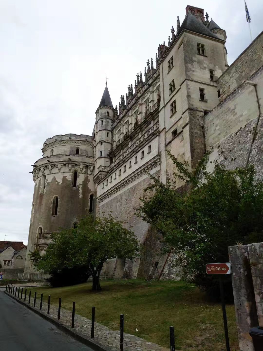昂布瓦兹皇家城堡，卢瓦尔河畔，五百多年历史。达芬奇在此工作不少时间，高薪聘为御前第一画家、建筑师、工