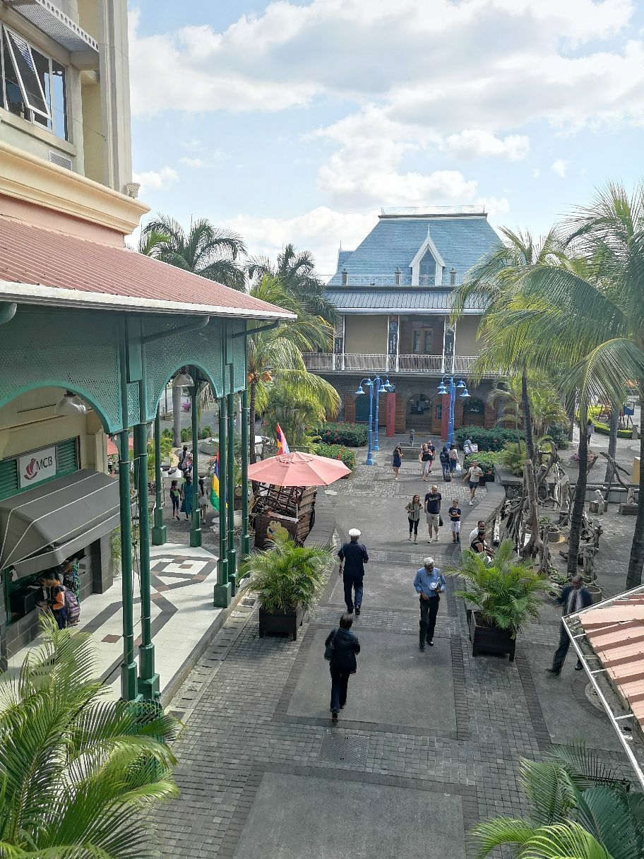 毛里求斯路易港蔻丹广场，位于毛里求斯的首都路易港，是路易港的购物中心。这里有各种各样的商铺，可以买到