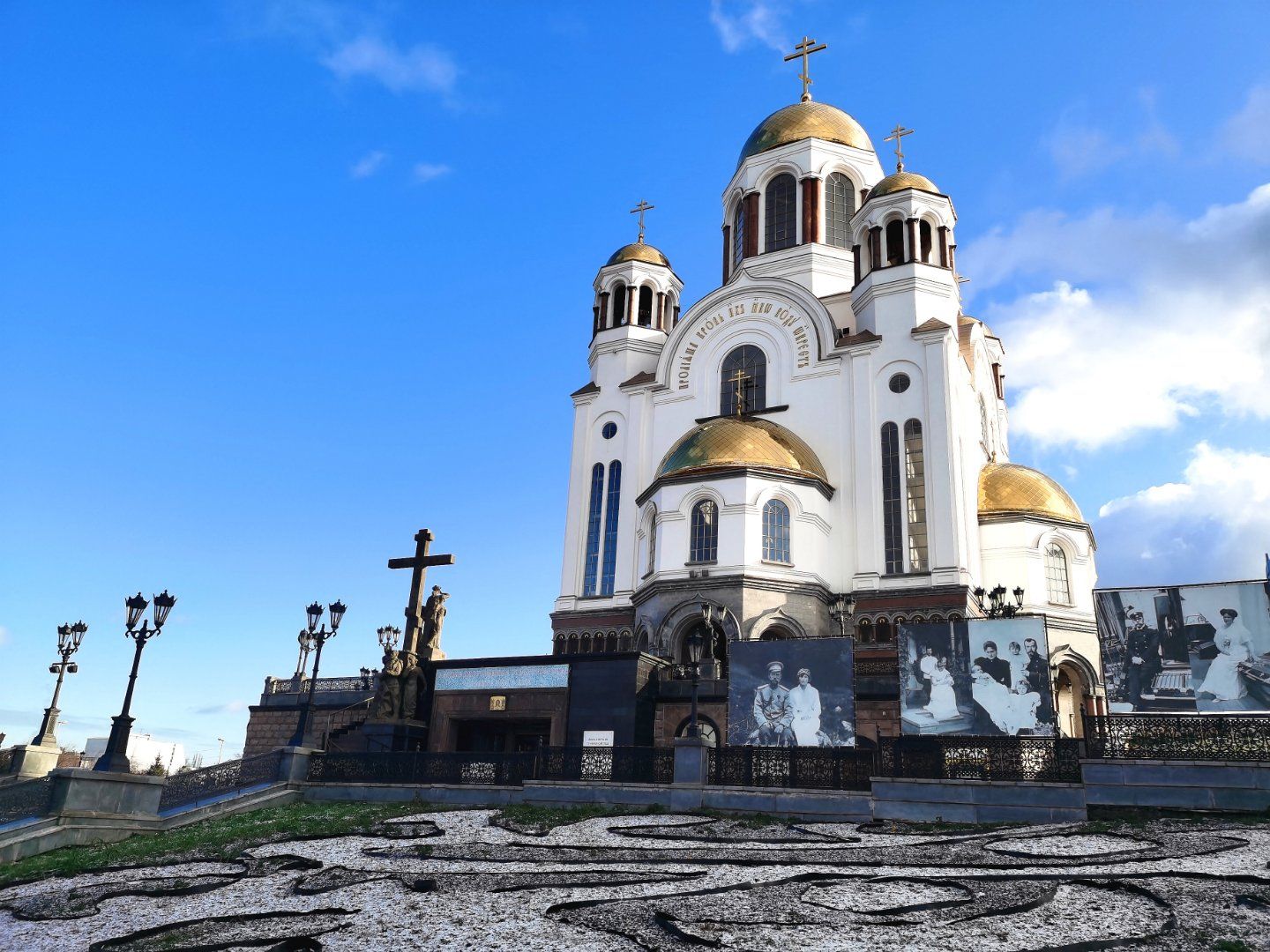 叶卡捷琳堡滴血大教堂，东正教拜占庭建筑风格，为当地重要地标之一。 教堂门前竖立着木质的十字架与人物雕