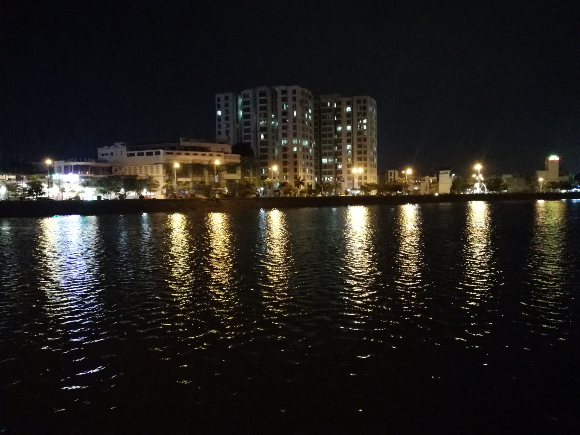 越南平定省归仁市的夜晚。