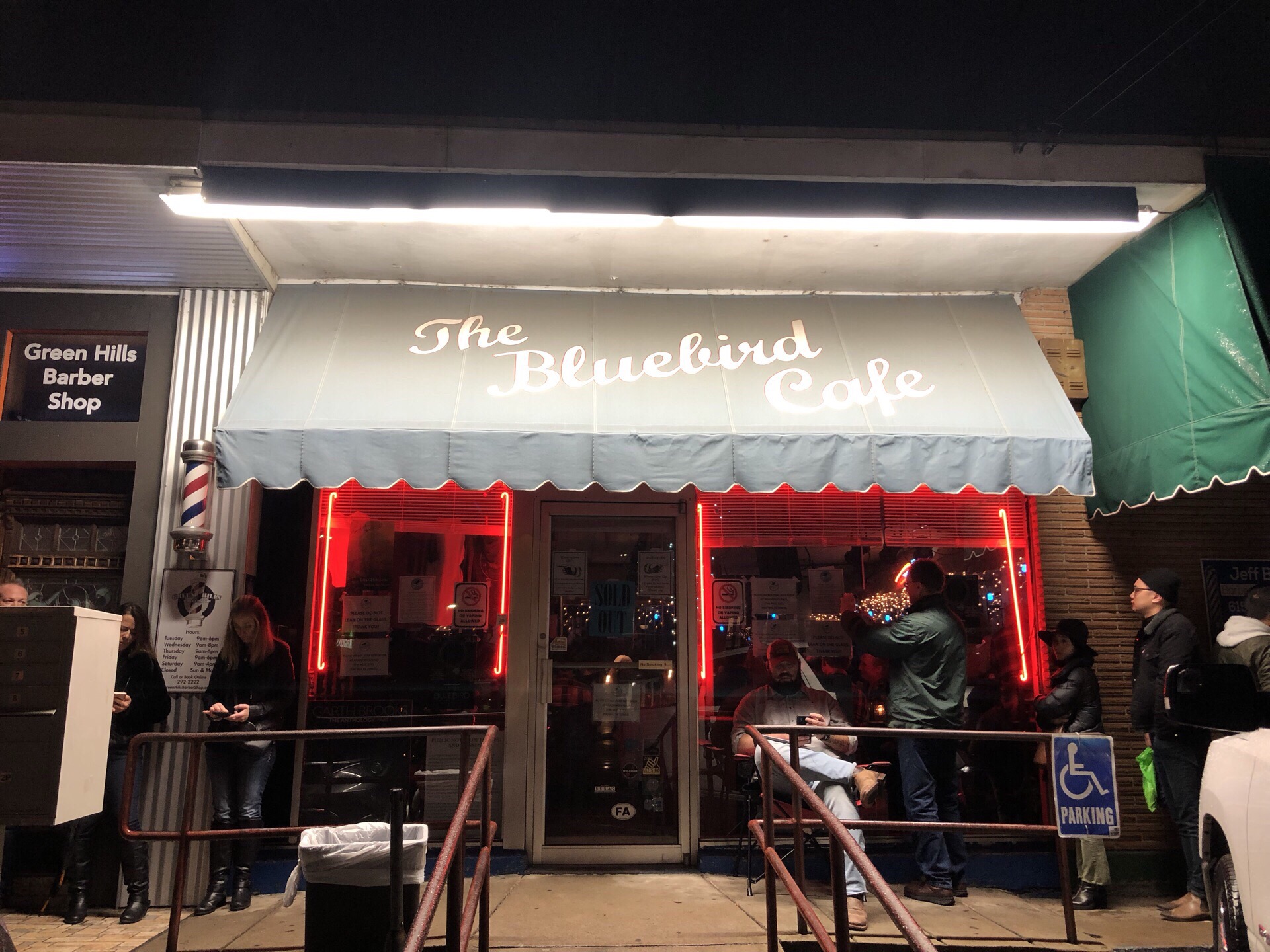 bluebird cafe，纳什维尔南部不起眼的一个商圈边上，店面也不引人注目，却是出了数个格莱美奖