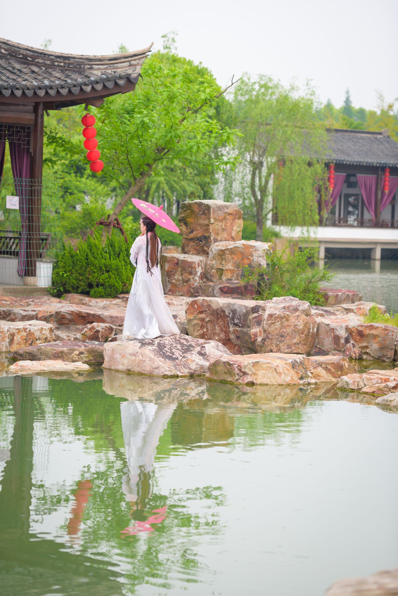 在常熟游玩的第一个景点来到了尚湖，相传因姜太公在此隐居钓鱼而出名，坐着观光车慢慢的行驶在尚湖边上，碧