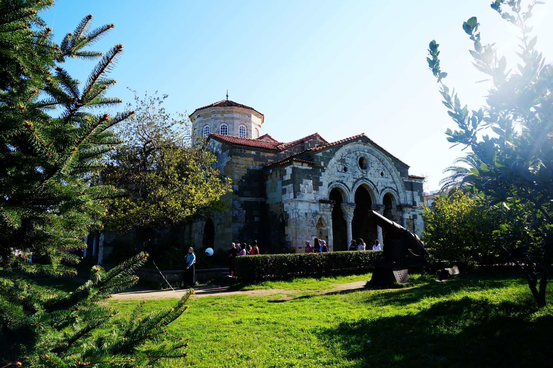特拉布宗的圣索菲亚大教堂作为从君士坦丁堡流亡至此的原皇族科穆宁家族中心教堂。1461年奥斯曼帝国征服