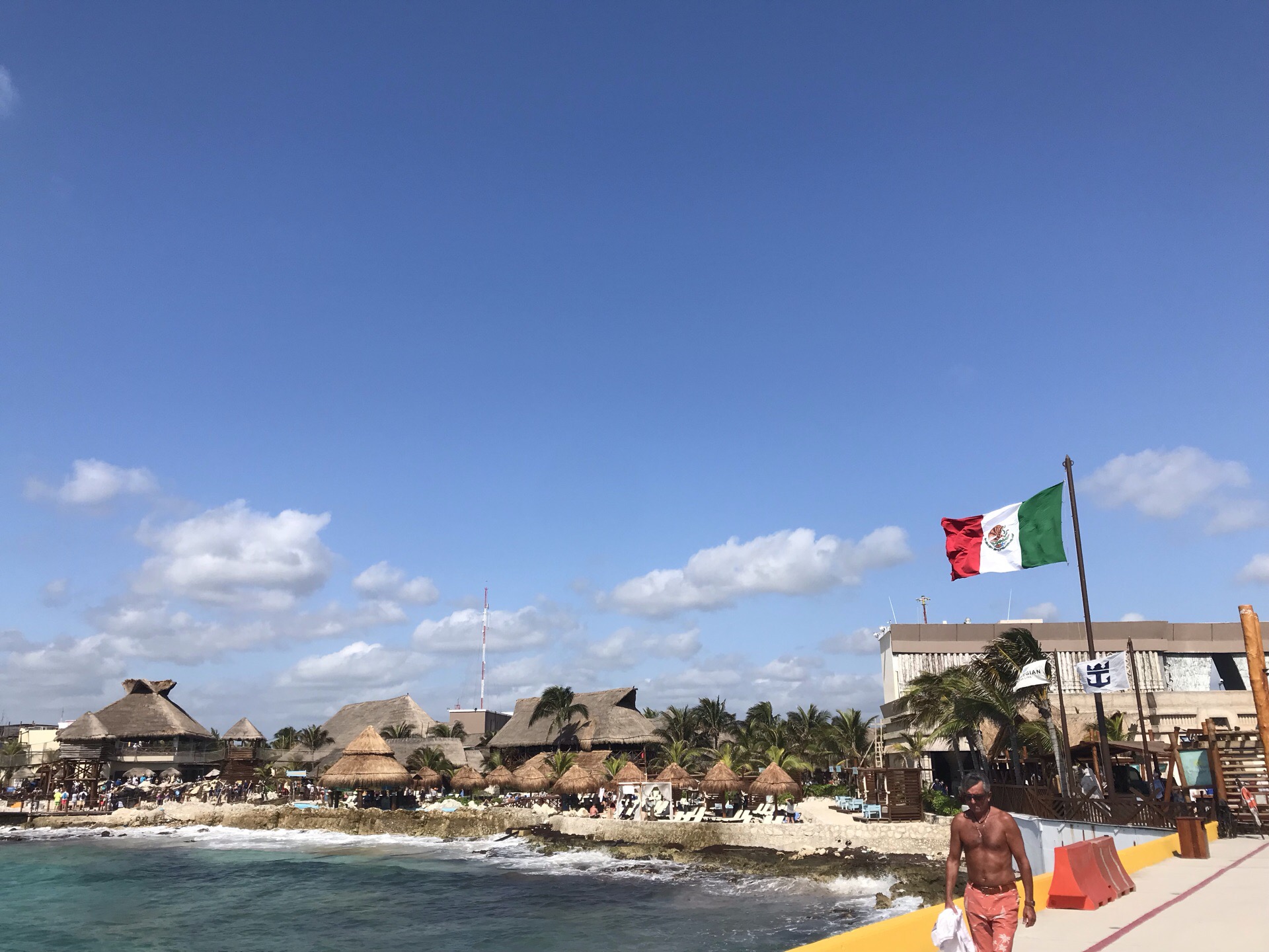 邮轮最后一个停泊岛墨西哥的科斯特玛雅。景色依然秀丽，看海豚、看火烈鸟、看摔跤、看海盗文化，然后回家。