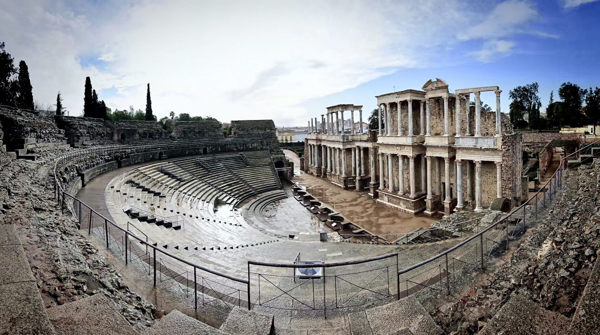 （Teatroromano)就是一个最具代表性的建筑物古罗马剧院建于公元前一世纪，能容纳六千名观众。